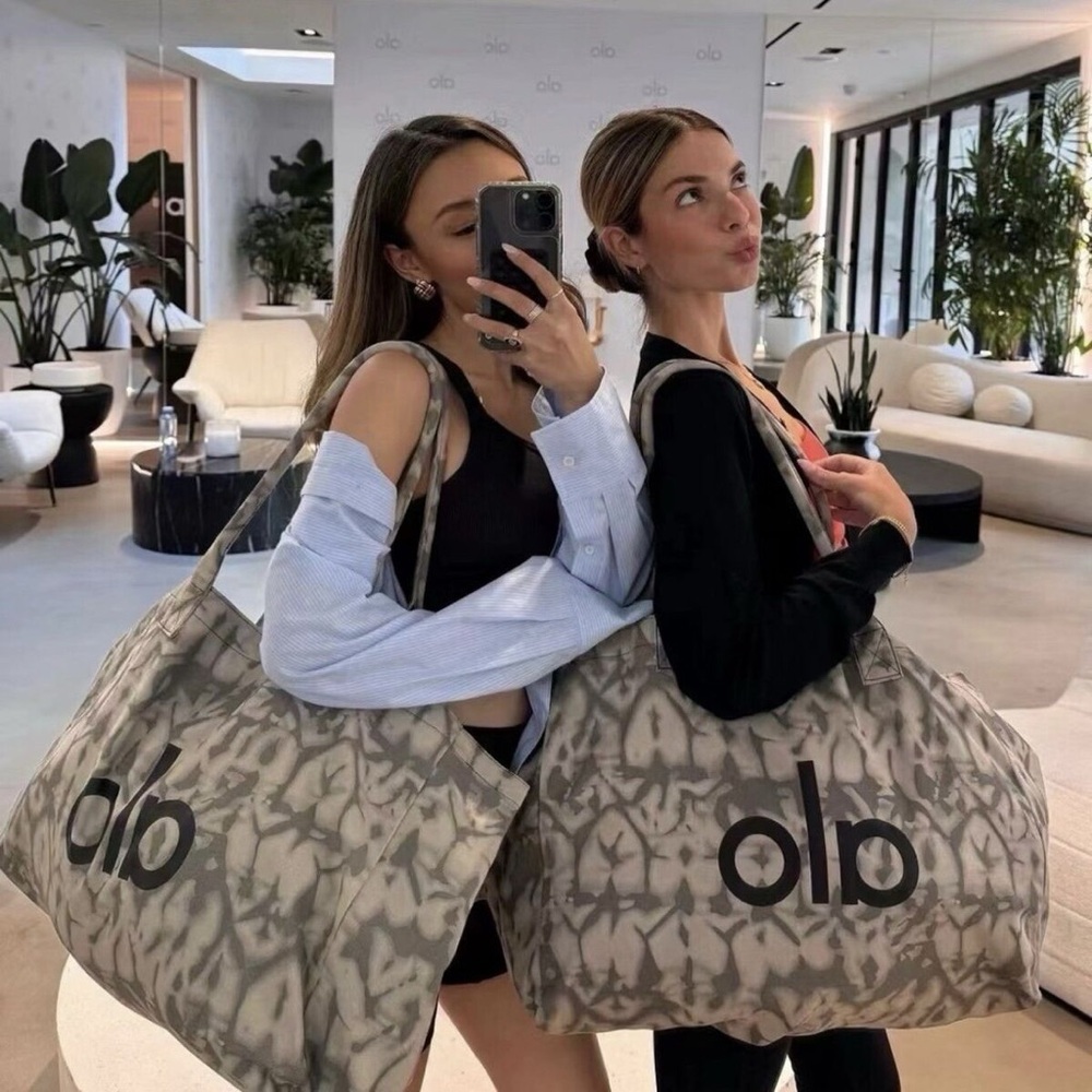 Alo Yoga Tie-Dye Tote Bag – NWOT Iconic Gray/White Shopper 🩶 - Picture 8 of 10